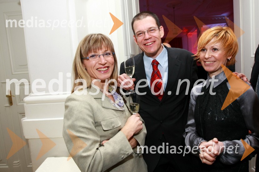 Primož Tručl, direktor Enerson d.o.o. in soproga Dolores ter Evita Sinrajh, vodja projektov Kvadrati in Naš dom pri ČZP Večer, d.d.

 
Bob leta 2009 in vljudna prošnja Večerovcev, naj se ga gostje letos ne napijejo...