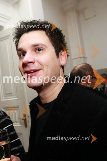 Aljoša Peršak, urednik Mariborske kronike časnika VečerBob leta 2009 in vljudna prošnja Večerovcev, naj se ga gostje letos ne napijejo...