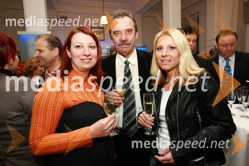 Simona Lobnik, Otip d.o.o., Jože Lobnik, direktor podjetja Otip d.o.o. in Mojca Hanžič, Otip d.o.o.Bob leta 2009 in vljudna prošnja Večerovcev, naj se ga gostje letos ne napijejo...
