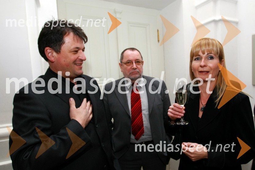 Gregor Jager, podjetnik, Vlado Pogorevčnik, lastnik in direktor A.A. Trade ter Janja Vidmar, pisateljicaBob leta 2009 in vljudna prošnja Večerovcev, naj se ga gostje letos ne napijejo...
