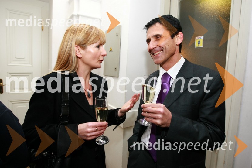 Janja Vidmar, pisateljica in Stojan AuerBob leta 2009 in vljudna prošnja Večerovcev, naj se ga gostje letos ne napijejo...