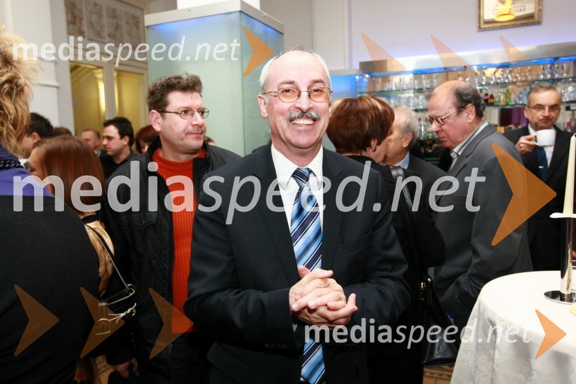 Srečko Pirtovšek, odgovorni urednik revij Založbe Kapital   
 
Bob leta 2009 in vljudna prošnja Večerovcev, naj se ga gostje letos ne napijejo...