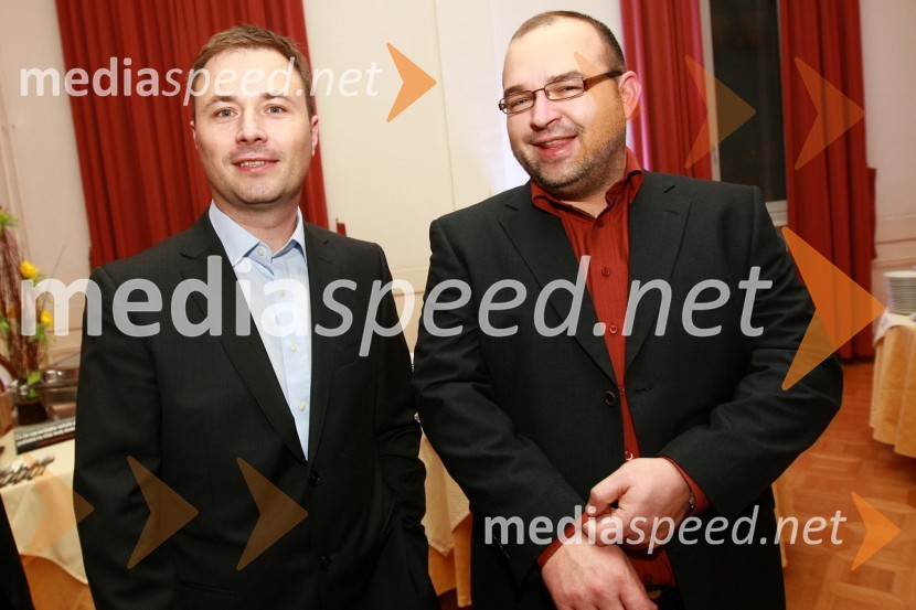 Sergej Prosen, direktor marketinga, Novium in Mitja Blagajac, član uprave komunikacijske skupine SPEMBob leta 2009 in vljudna prošnja Večerovcev, naj se ga gostje letos ne napijejo...