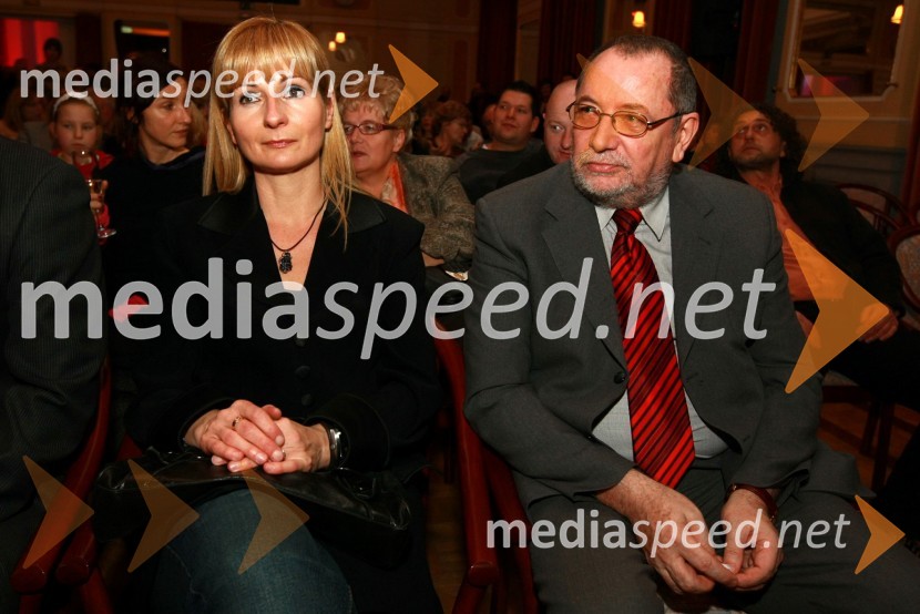 Janja Vidmar, pisateljica ter Vlado Pogorevčnik, lastnik in direktor A.A. TradeBob leta 2009 in vljudna prošnja Večerovcev, naj se ga gostje letos ne napijejo...