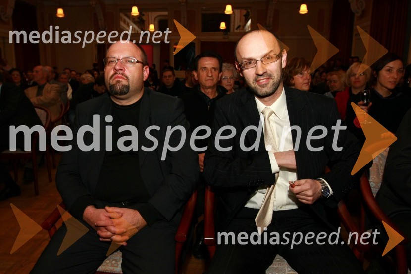 Dr. Matevž Tomšič in Tomaž Ranc, odgovorni urednik časnika VečerBob leta 2009 in vljudna prošnja Večerovcev, naj se ga gostje letos ne napijejo...