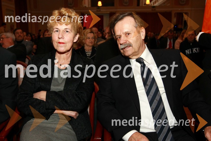 ... in dr. Radovan Stanislav Pejovnik, rektor Univerze v LjubljaniBob leta 2009 in vljudna prošnja Večerovcev, naj se ga gostje letos ne napijejo...