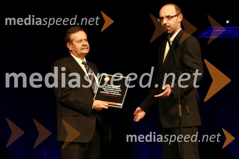 Dr. Radovan Stanislav Pejovnik, rektor Univerze v Ljubljani in Tomaž Ranc, odgovorni urednik časnika Večer  
Bob leta 2009 in vljudna prošnja Večerovcev, naj se ga gostje letos ne napijejo...