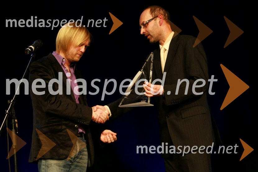 Matjaž Javšnik, igralec in zmagovalec akcije Bob leta 2009 ter Tomaž Ranc, odgovorni urednik časnika VečerBob leta 2009 in vljudna prošnja Večerovcev, naj se ga gostje letos ne napijejo...