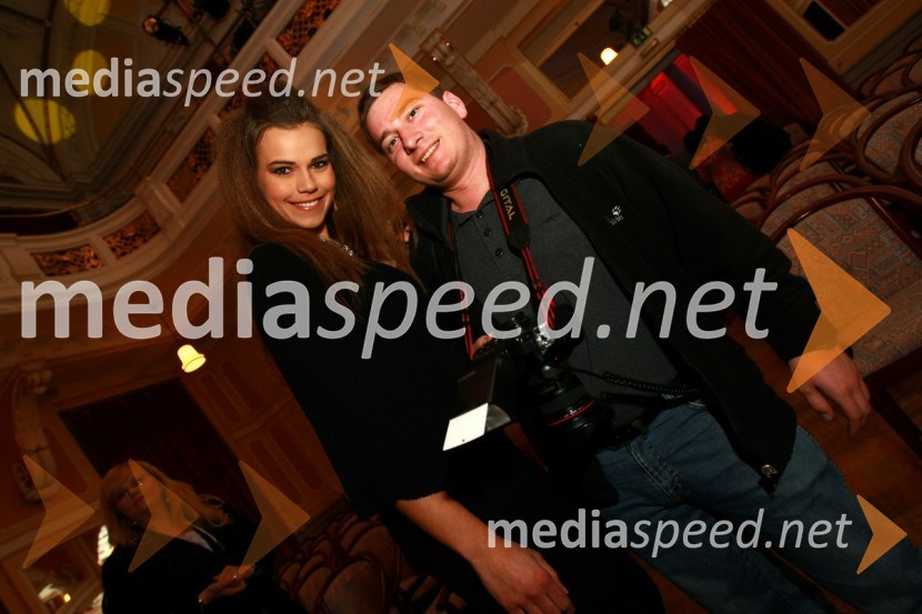 Tina Petelin, Miss Slovenije 2009 in Marko Vanovšek, fotografBob leta 2009 in vljudna prošnja Večerovcev, naj se ga gostje letos ne napijejo...