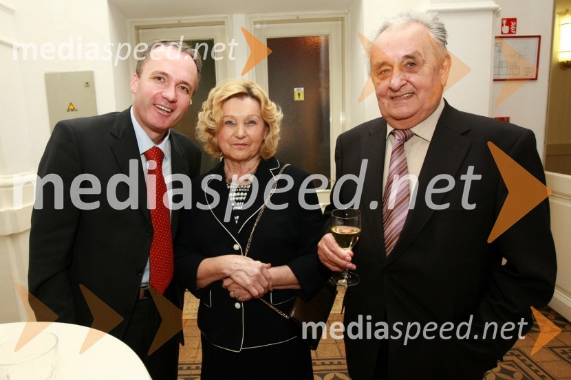 Jernej Završnik, v.d. direktor in strokovni direktor ZD dr. Adolfa Drolca Maribor, Lea Kancler ter prim. dr. Kurt Kancler  

 
Bob leta 2009 in vljudna prošnja Večerovcev, naj se ga gostje letos ne napijejo...
