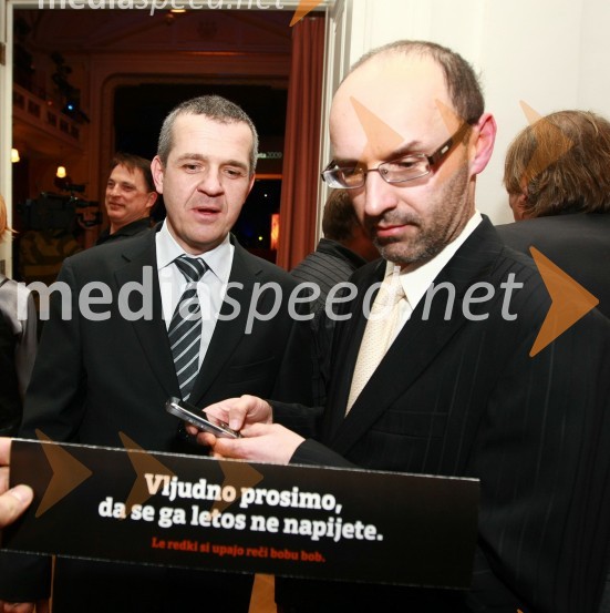 Uroš Skuhala, direktor in odgovorni urednik medijev ČZP Večer d.d. ter Tomaž Ranc, odgovorni urednik časnika Večer
 
Bob leta 2009 in vljudna prošnja Večerovcev, naj se ga gostje letos ne napijejo...