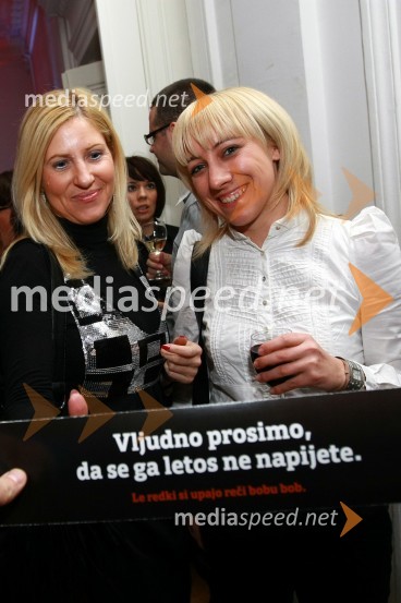 Petra Jeranko, vodja projekta Bonbon pri ČZP Večer, d.d., in Vesna Rasperger, VitapurBob leta 2009 in vljudna prošnja Večerovcev, naj se ga gostje letos ne napijejo...