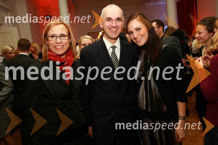 Cvetka Žirovnik, pomočnica generalnega direktorja RTV Slovenija za organizacijo, kadre in izobraževanje in soprog Jani ter hči KarmenBob leta 2009 in vljudna prošnja Večerovcev, naj se ga gostje letos ne napijejo...