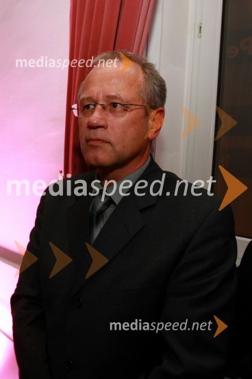 Dušan Mohorko, predsednik nadzornega sveta ČZP VečerBob leta 2009 in vljudna prošnja Večerovcev, naj se ga gostje letos ne napijejo...
