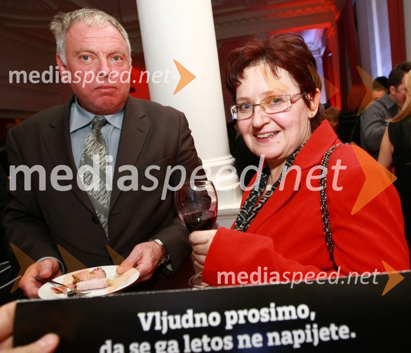 Srečko Trglec, urednik Radia SI in dr. Polona Pivec, odgovorna urednica TV MariborBob leta 2009 in vljudna prošnja Večerovcev, naj se ga gostje letos ne napijejo...