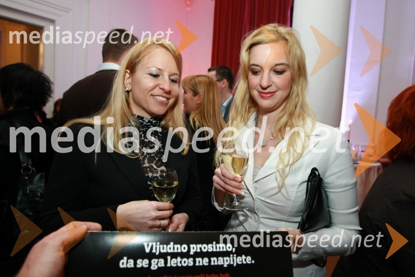 Jasna Žaler, vodja sektorja za odnose z javnostjo na agenciji Novelus in Katja Blažič, direktorica agencije NovelusBob leta 2009 in vljudna prošnja Večerovcev, naj se ga gostje letos ne napijejo...