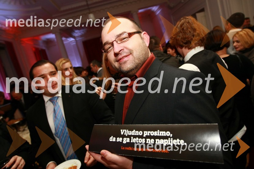 Mitja Blagajac, član uprave komunikacijske skupine SPEMBob leta 2009 in vljudna prošnja Večerovcev, naj se ga gostje letos ne napijejo...