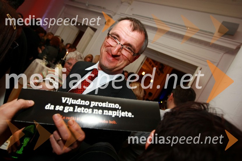 Bojan Veselinovič, direktor STA ( Slovenske tiskovne agencije )Bob leta 2009 in vljudna prošnja Večerovcev, naj se ga gostje letos ne napijejo...