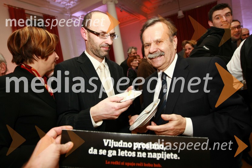 Tomaž Ranc, odgovorni urednik časnika Večer ter dr. Radovan Stanislav Pejovnik, rektor Univerze v Ljubljani    
Bob leta 2009 in vljudna prošnja Večerovcev, naj se ga gostje letos ne napijejo...