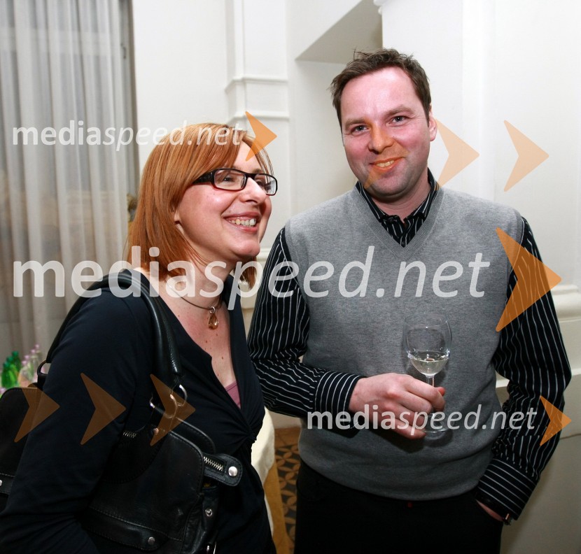 Petra Shirley in Dominik Dukarić, direktor komunikacijske agencije ReklamarnaBob leta 2009 in vljudna prošnja Večerovcev, naj se ga gostje letos ne napijejo...