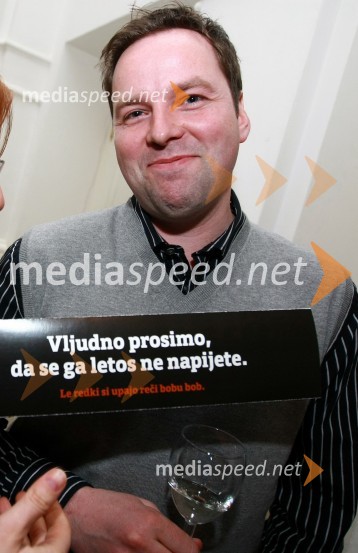 Dominik Dukarić, direktor komunikacijske agencije ReklamarnaBob leta 2009 in vljudna prošnja Večerovcev, naj se ga gostje letos ne napijejo...