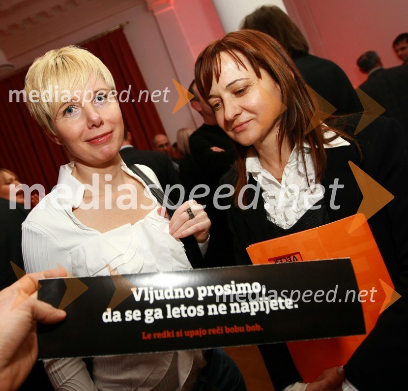 Polonca Komar, vodja službe za odnose z javnostjo RTV Slovenija in Marija Miličevič, vodja marketinških projektov ČZP Večer, d.d.Bob leta 2009 in vljudna prošnja Večerovcev, naj se ga gostje letos ne napijejo...
