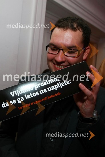 Aleš Kocjan, novinar časnika VečerBob leta 2009 in vljudna prošnja Večerovcev, naj se ga gostje letos ne napijejo...