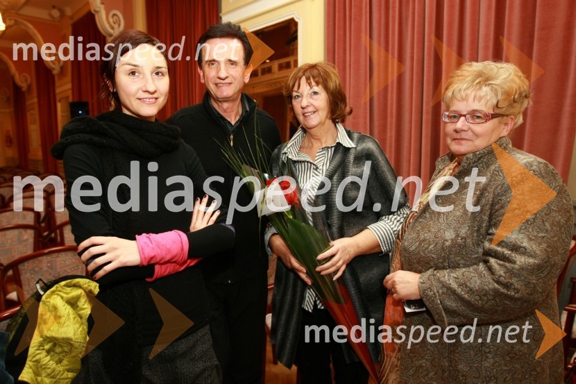 Lorenka Stropnik, Rajko Stropnik, dobitnik nagrade Bobov blog 2009, Majda Stropnik in Majda Breznik
 
Bob leta 2009 in vljudna prošnja Večerovcev, naj se ga gostje letos ne napijejo...