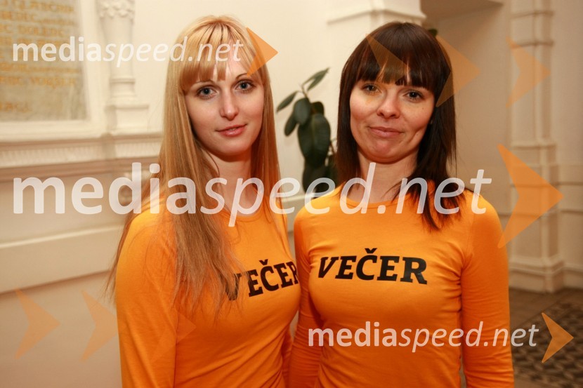 Jasmina Zidovnik in Sabina MaleBob leta 2009 in vljudna prošnja Večerovcev, naj se ga gostje letos ne napijejo...