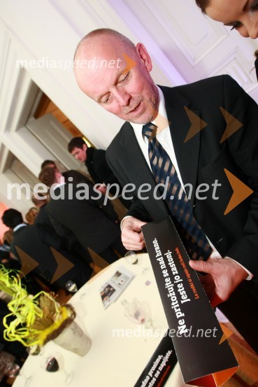 Drago Petek, direktor podjetja Elektra d.o.o.Bob leta 2009 in vljudna prošnja Večerovcev, naj se ga gostje letos ne napijejo...