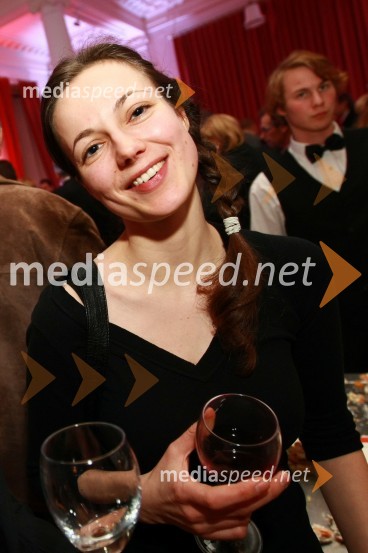 Jasmina Cehnar, novinarka časnika Večer 
Bob leta 2009 in vljudna prošnja Večerovcev, naj se ga gostje letos ne napijejo...
