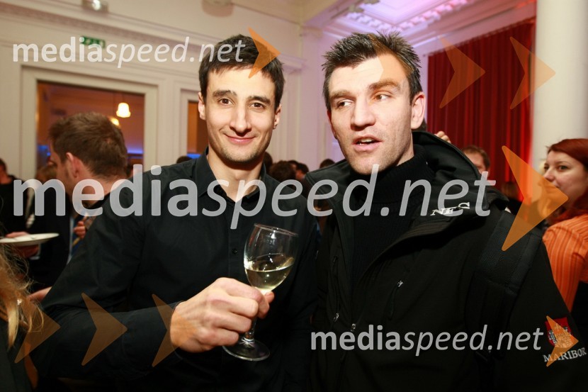 Miha Kranjc, novinar televizije RTS in Marko Pigac, fotografBob leta 2009 in vljudna prošnja Večerovcev, naj se ga gostje letos ne napijejo...