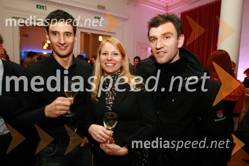 Miha Kranjc, novinar televizije RTS, Jasna Žaler, vodja sektorja za odnose z javnostjo na agenciji Novelus in Marko Pigac, fotografBob leta 2009 in vljudna prošnja Večerovcev, naj se ga gostje letos ne napijejo...