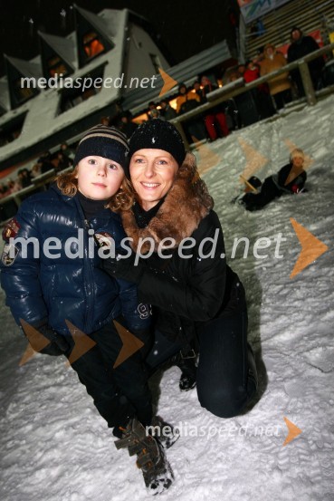 Mihaela Kolarič, lastnica agencije Michela in sin MajRok Flander Snowboard show 2010