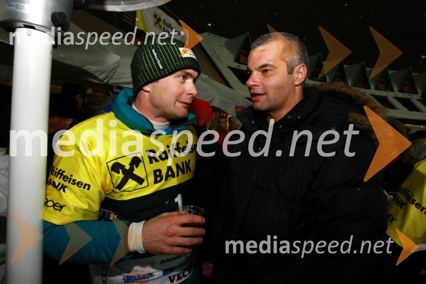 Rok Flander, deskar na snegu in Saša Arsenovič, direktor podjetja S.Oliver SLORok Flander Snowboard show 2010