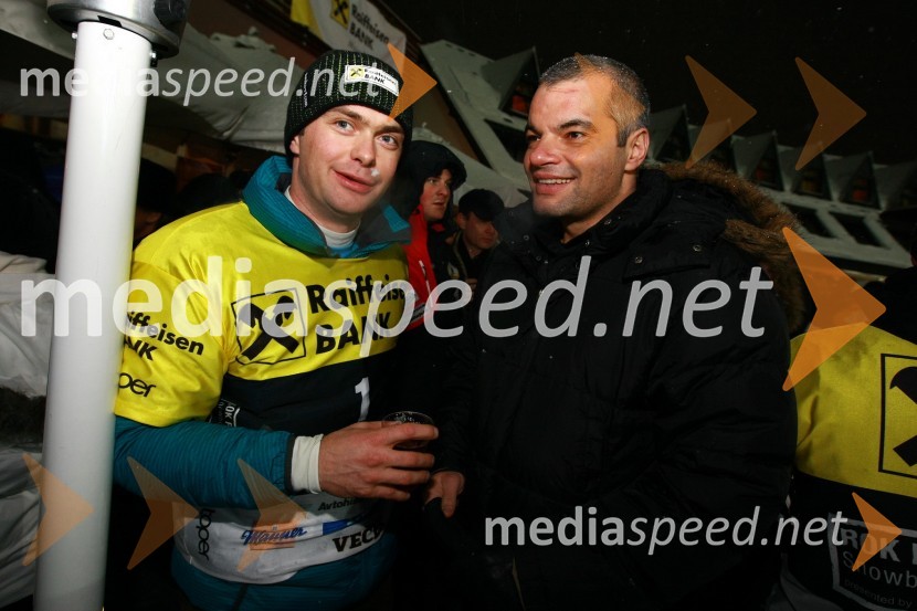 Rok Flander, deskar na snegu in Saša Arsenovič, direktor podjetja S.Oliver SLORok Flander Snowboard show 2010