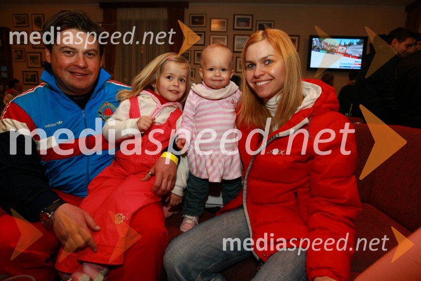 Peter Pen, pomočnik trenerja za hitre discipline v hrvaški smučarski reprezentanci, hčerki Eva in Anika ter soproga JasnaRok Flander Snowboard show 2010