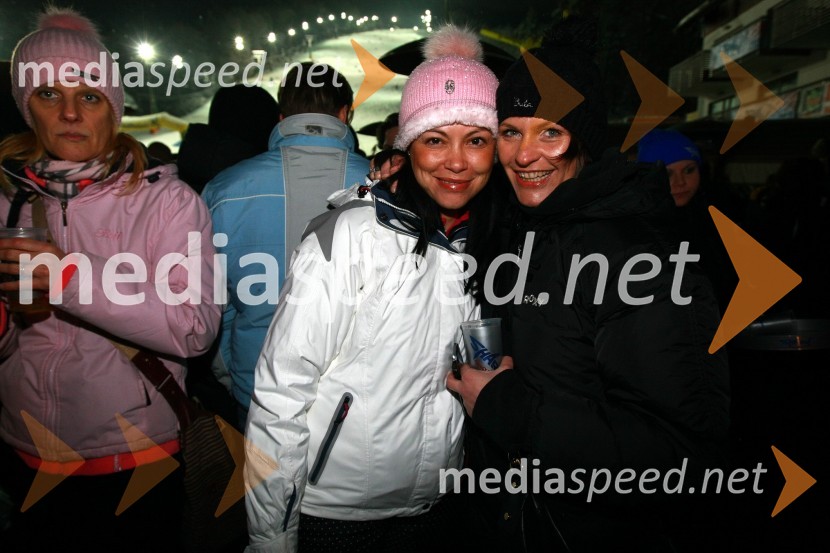 Klementina Ihanec in Simona Ivanjko, vodja pravne pisarne Grawe d.d.Rok Flander Snowboard show 2010