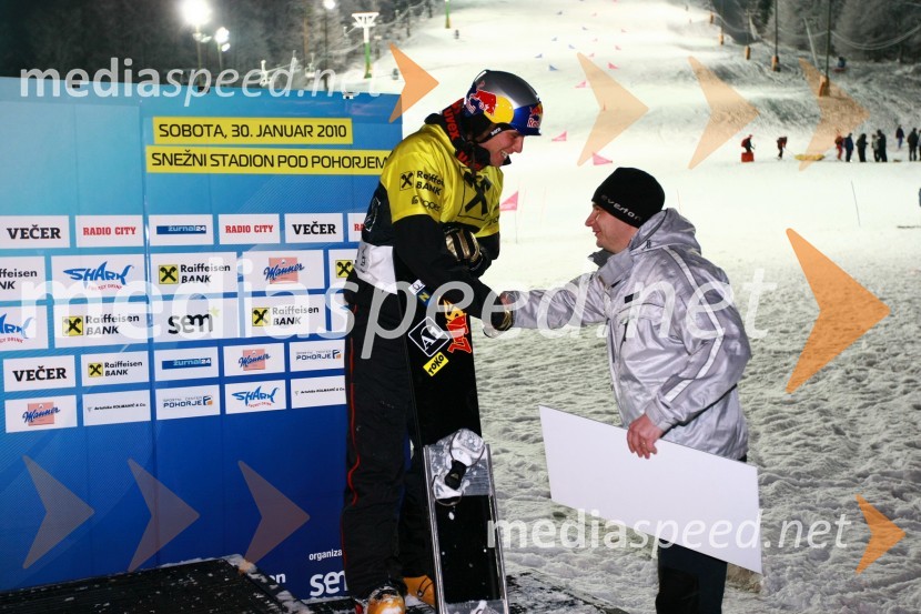 Benjamin Karl (Austrija) in mag. Gvido Jemenšek, član uprave Raiffeisen BankeRok Flander Snowboard show 2010