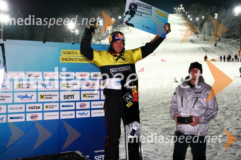 Benjamin Karl (Austrija) in mag. Gvido Jemenšek, član uprave Raiffeisen BankeRok Flander Snowboard show 2010