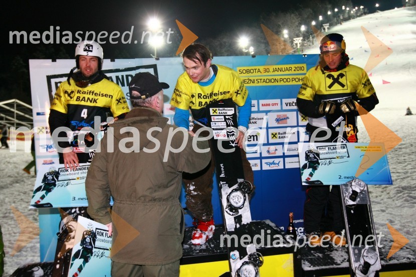 Andi Prommegger (Austrija), Klemens Nowotny, predsednik uprave Raiffeisen Banke d.d., Rok Flander, deskar na snegu in Benjamin Karl (Austrija)Rok Flander Snowboard show 2010