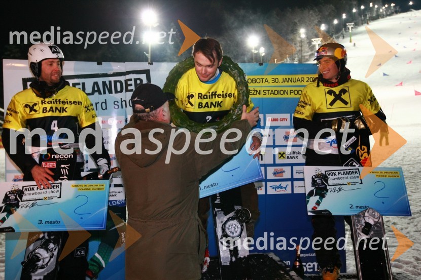 Andi Prommegger (Austrija), Klemens Nowotny, predsednik uprave Raiffeisen Banke d.d., Rok Flander, deskar na snegu in Benjamin Karl (Austrija)   
 
Rok Flander Snowboard show 2010