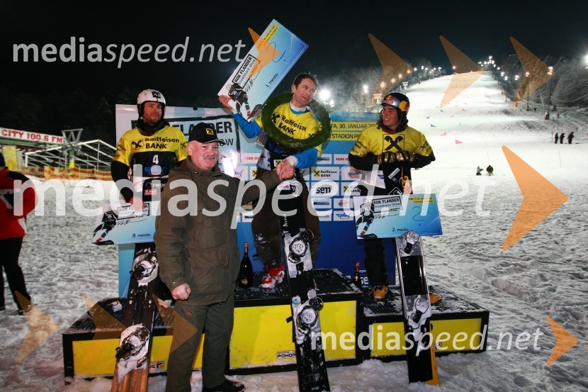 Andi Prommegger (Austrija), Klemens Nowotny, predsednik uprave Raiffeisen Banke d.d., Rok Flander, deskar na snegu in Benjamin Karl (Austrija)    
 
Rok Flander Snowboard show 2010