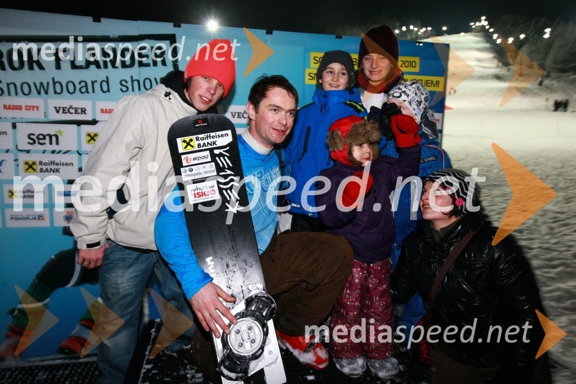 Rok Flander, deskar na snegu in otrociRok Flander Snowboard show 2010