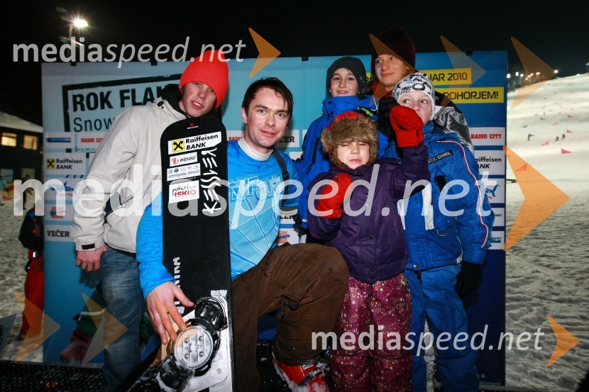 Rok Flander, deskar na snegu in otrociRok Flander Snowboard show 2010