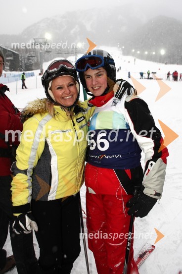 Nuša Derenda, pevka in njen sin Matevž DerendaX - plozija zabave 2010, veleslalom glasbenikov