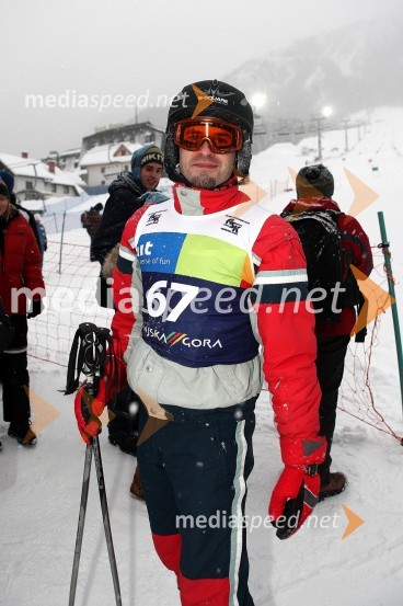 Niko Jug, član spremljevalnega banda pevke AlyeX - plozija zabave 2010, veleslalom glasbenikov