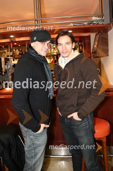 Samuel Lucas, pevec in Peter Klinc, mister Slovenije za Mister international 2009   
 
X - plozija zabave 2010, veleslalom glasbenikov