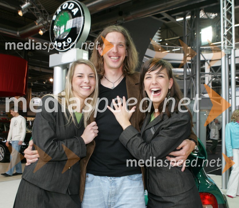 Luka Špik, veslač s hostesamaSrečanje znanih Slovencev, voznikov avtomobilov Škoda