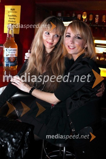 Lara, pevka skupine Leeloojamais s sestroNina Osenar, predstavitev albuma Missunderstood